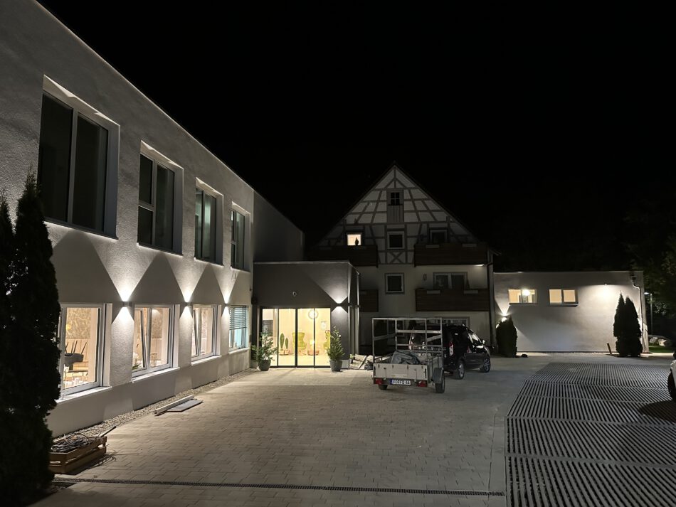 Eingang bei Nacht